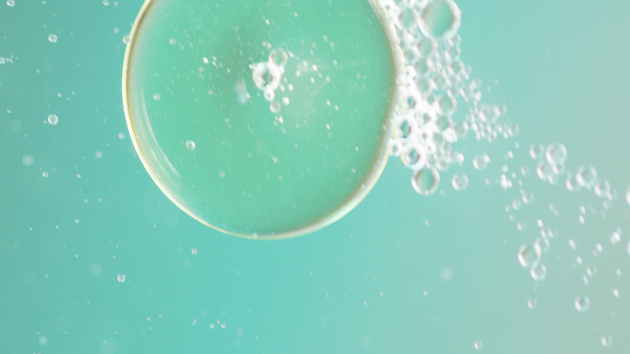 복사 공간과 함께 파란색 배경에 움직이는 거품의 애니메이션