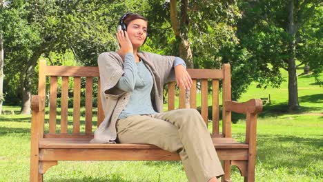 Mujer-Joven-Escuchando-Música-Con-Auriculares