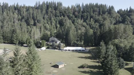 Bauernhof-Und-See-Mitten-Im-Wald-Zwischen-Pinien-Und-Grünen-Feldern