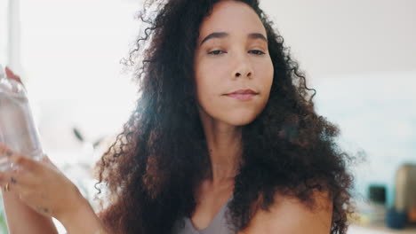 mujer aplicando spray para el cabello