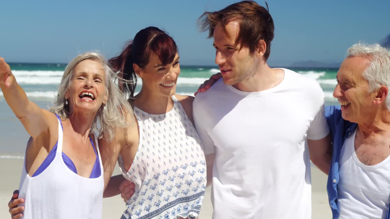 해변 에서 즐겁게 지내는 행복 한 가족