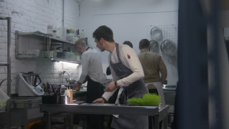 cocineros de un restaurante preparando comida