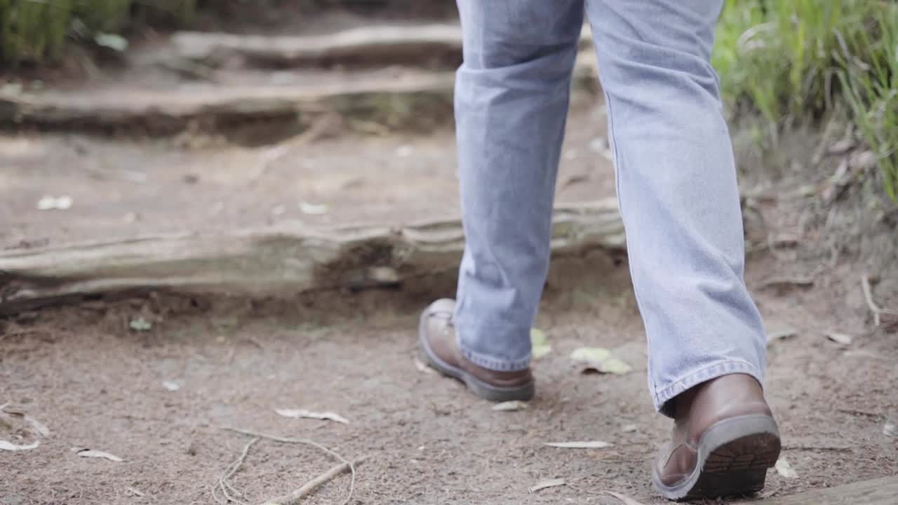 hombre caminando en el bosque