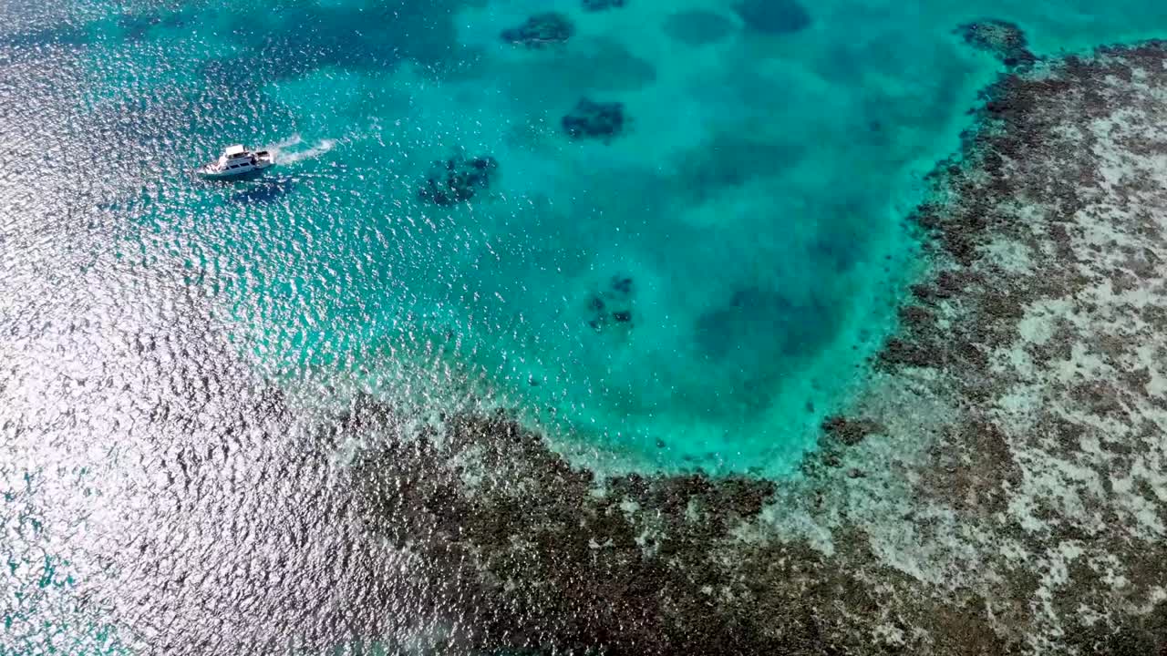 vista aérea de la barrera de arrecifes de coral de belice con agujero azul.