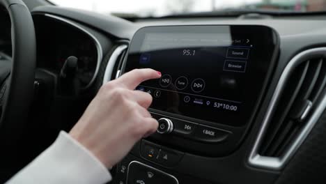 tecnología de aplicación de pantalla táctil en un auto nuevo chevy malibu girl