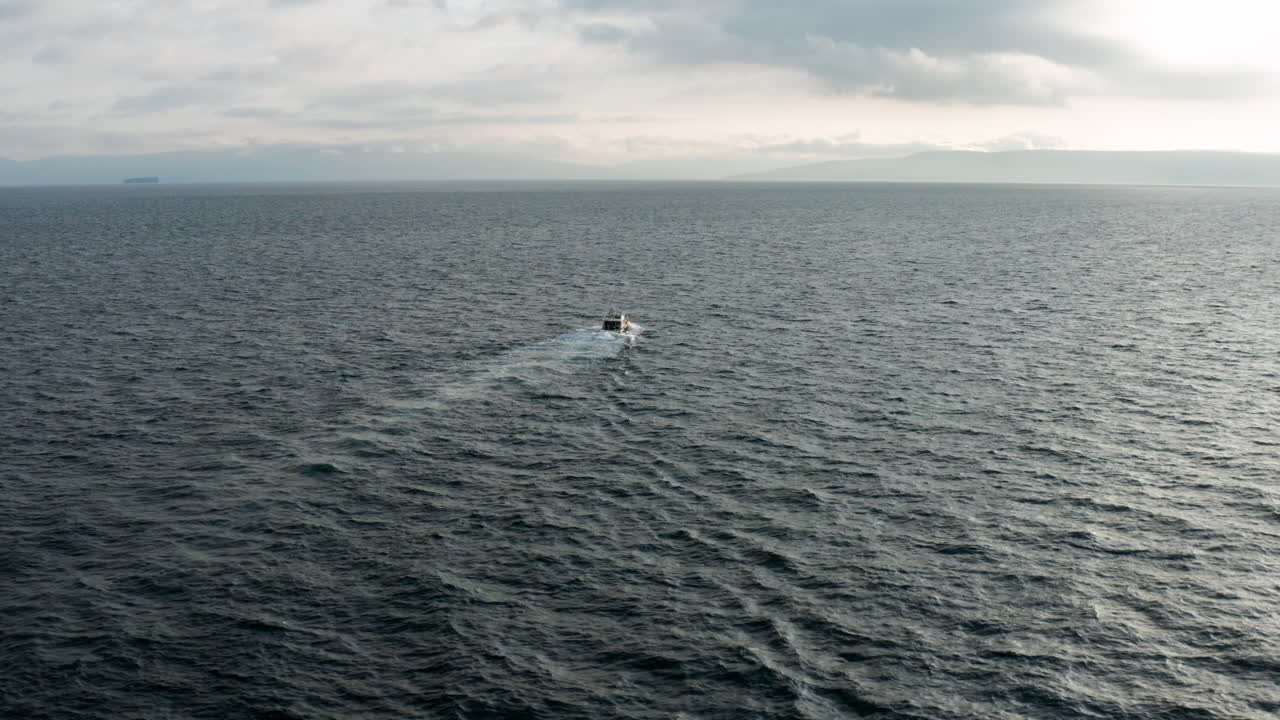 이른 아침에 참치 낚시를 하는 쾌속정이 있는 아드리아 해의 열린 물