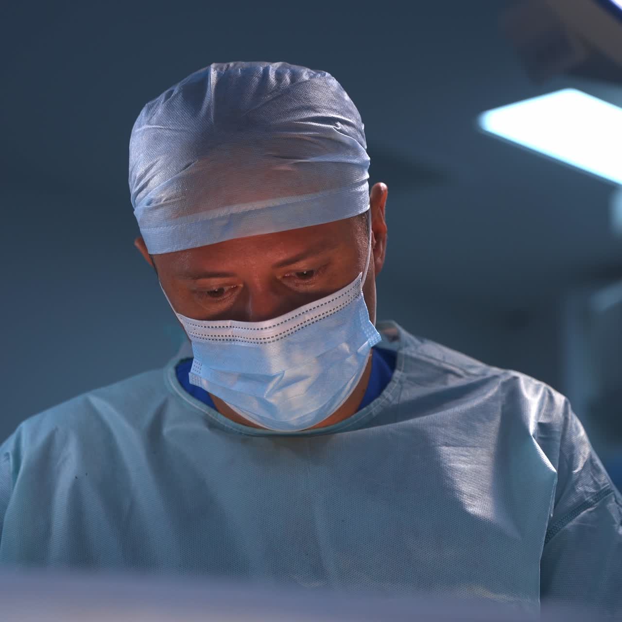 Un chirurgo professionista impegnato a operare il paziente. Ritratto di un medico specializzato in chirurgia plastica al lavoro. Primo piano