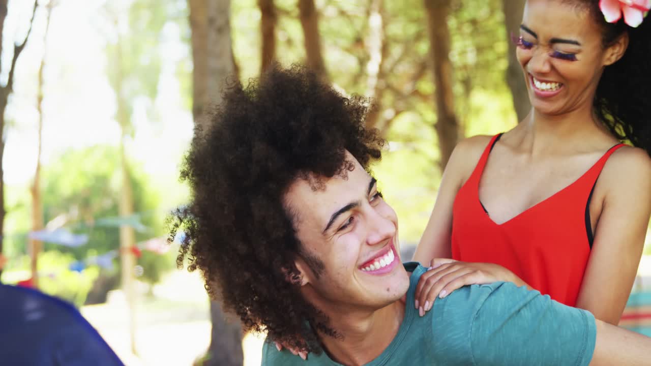 pareja en un paseo a lomos divirtiéndose en el festival de música 4k