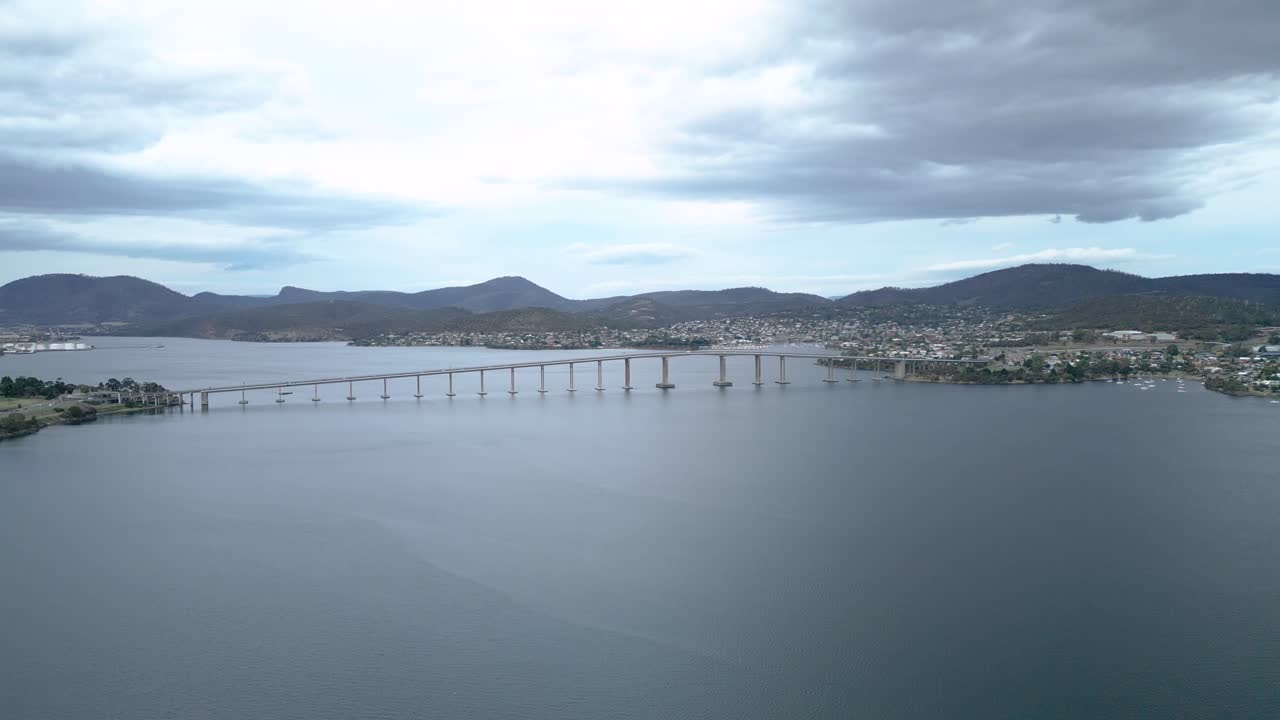 태즈만 브리지 호바트 (tasman bridge hobart high) 는 구름이 가득한 날에 지나가는 자동차와 함께 높은 드론 입니다.