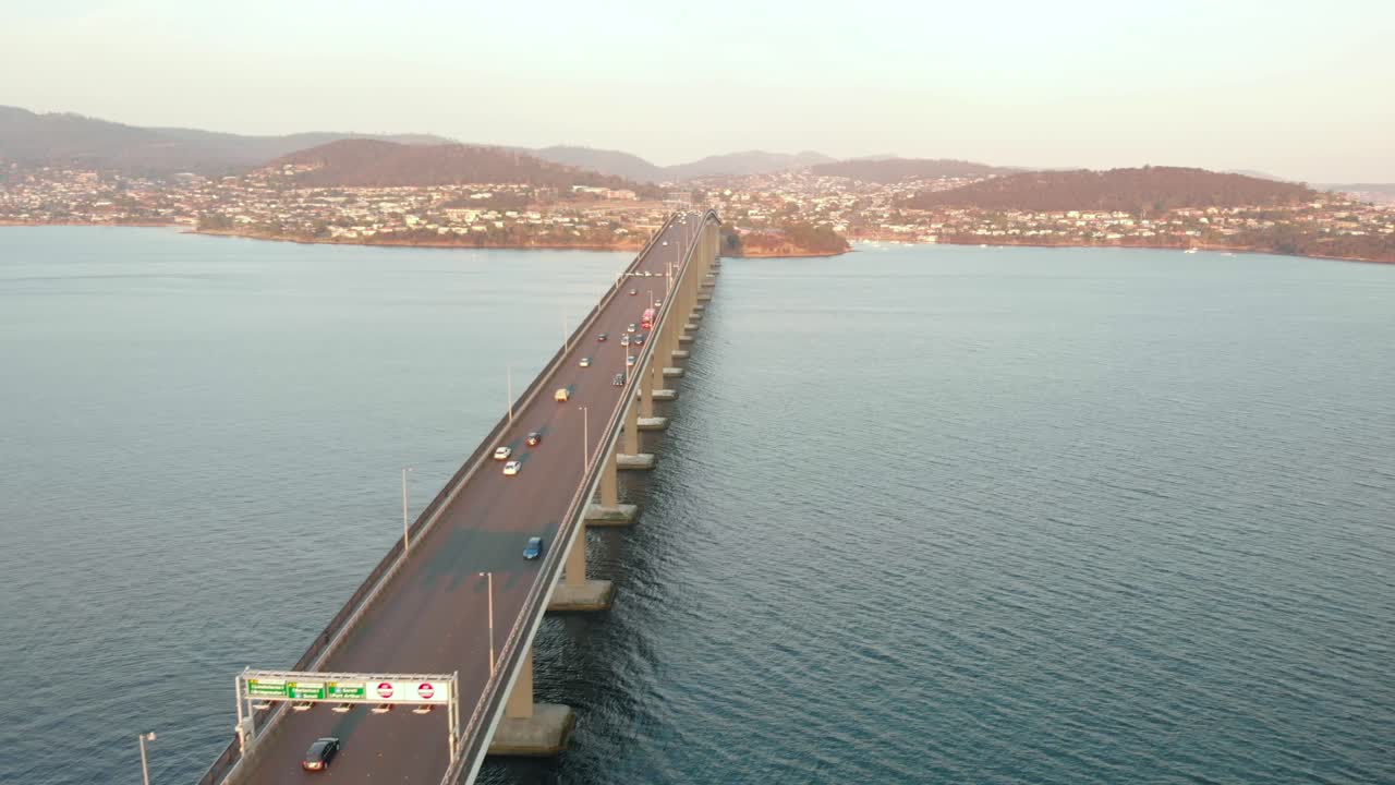 석양 태즈만 다리 고속도로를 통해 공중 촬영