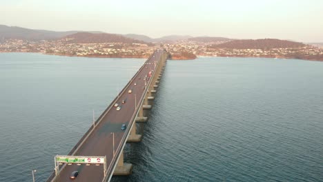 Toma-Aérea-Sobre-La-Carretera-Del-Puente-De-Tasmania-Al-Atardecer