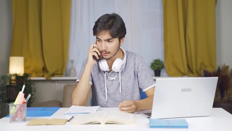 Männlicher-Student,-Der-Wütend-Am-Telefon-Spricht.