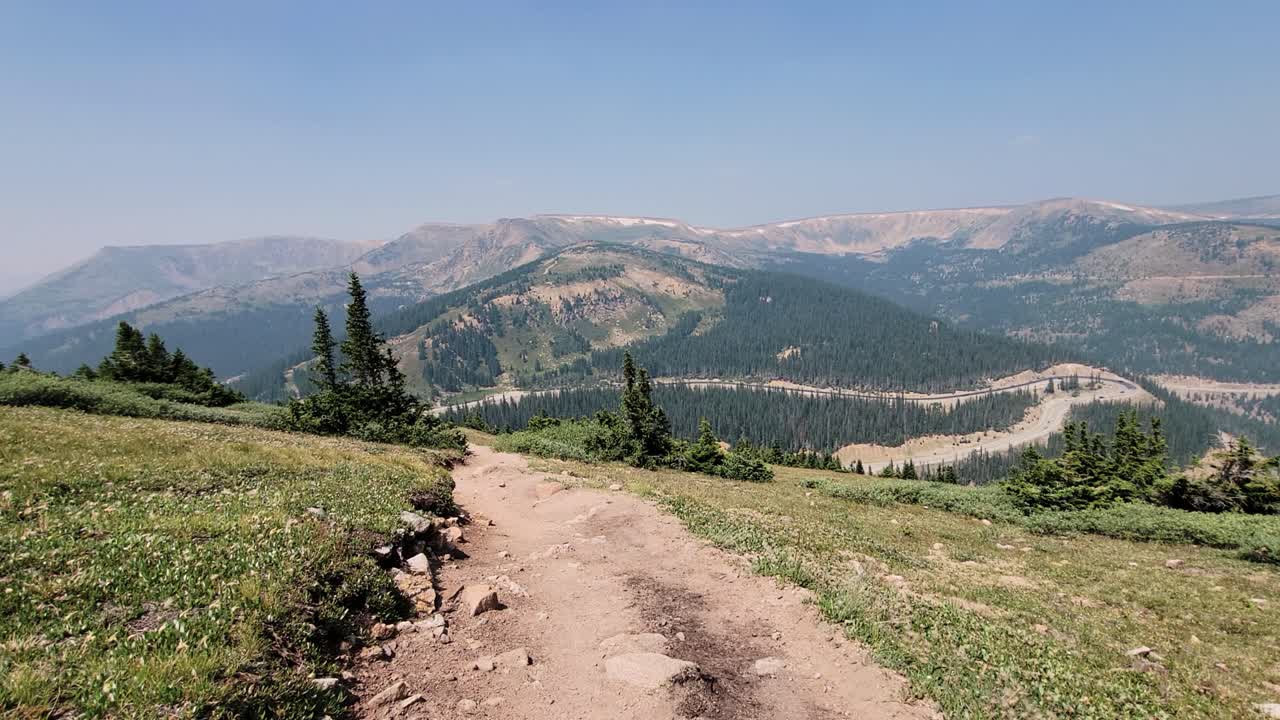 smog en la atmósfera del parque de invierno de colorado y senderos forestales - plano general