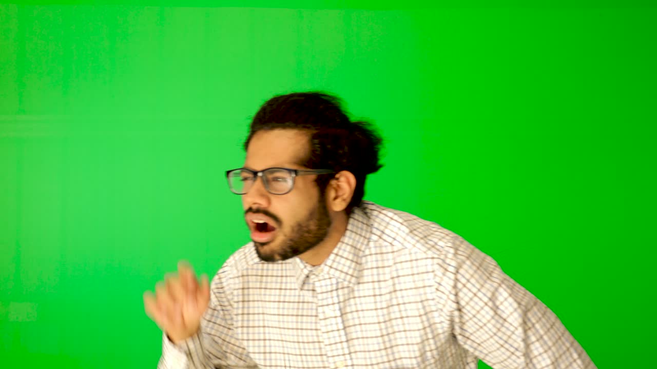 Uomo indiano esprime emozioni con sfondo verde (schermo verde)