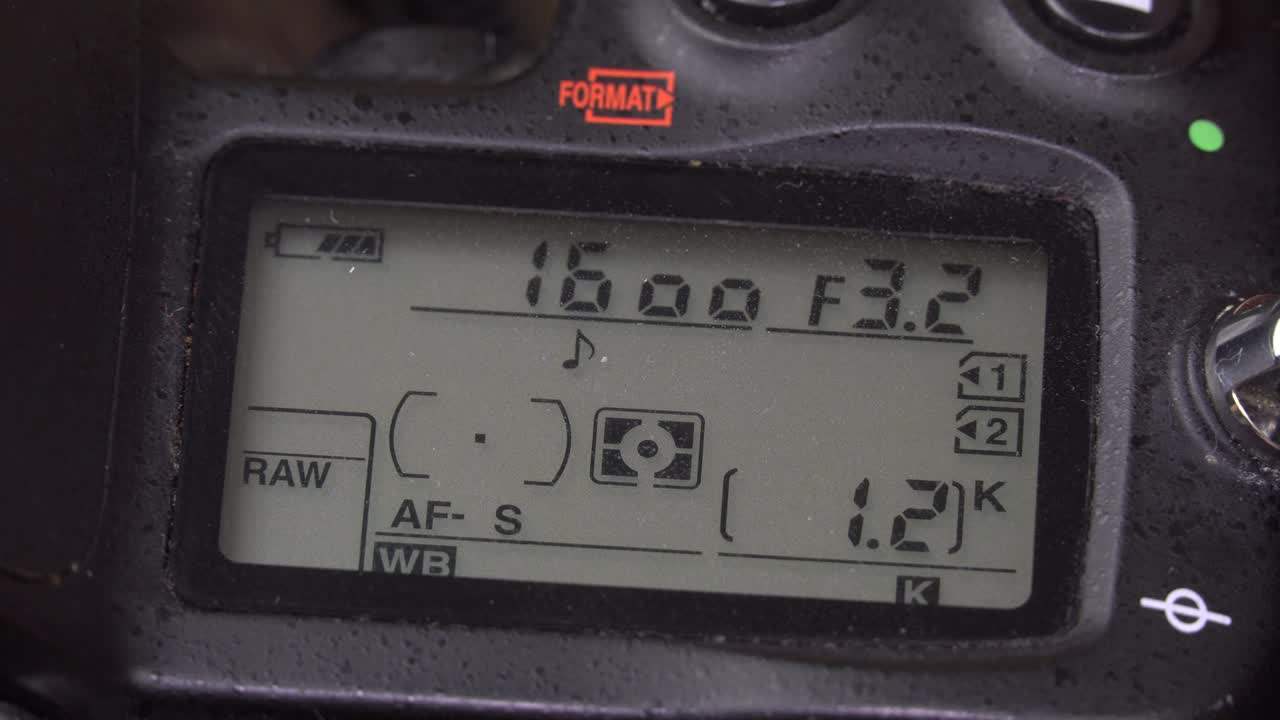 pantalla lcd con información en la parte superior de la cámara. visualización de datos