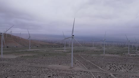 Imágenes-Aéreas-De-Un-Parque-Eólico-En-El-Desierto-De-Palm-Springs-En-Un-Día-Nublado,-Acercamiento-Rápido