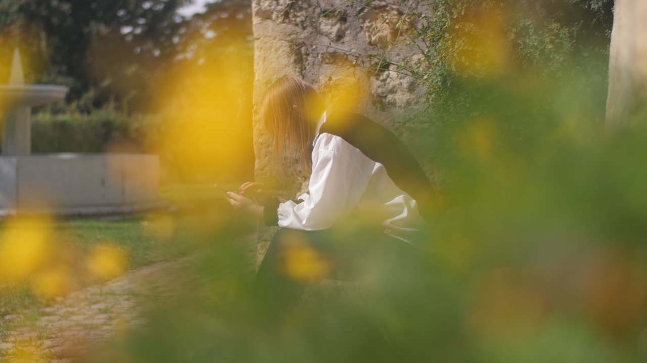 휴대폰을 들고 있는 젊은 여성