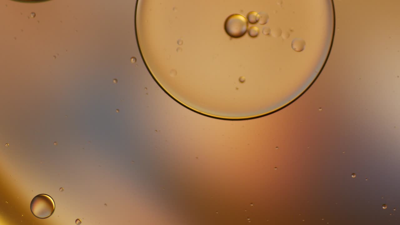 물 위에 떠다니는 기름방울의 다채로운 예술적.