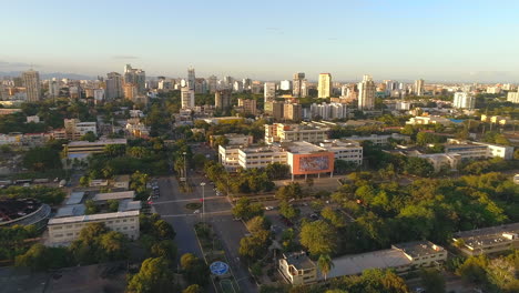 drone aéreo vista inversa de la universidad primada de américa llamada uasd de santo domingo