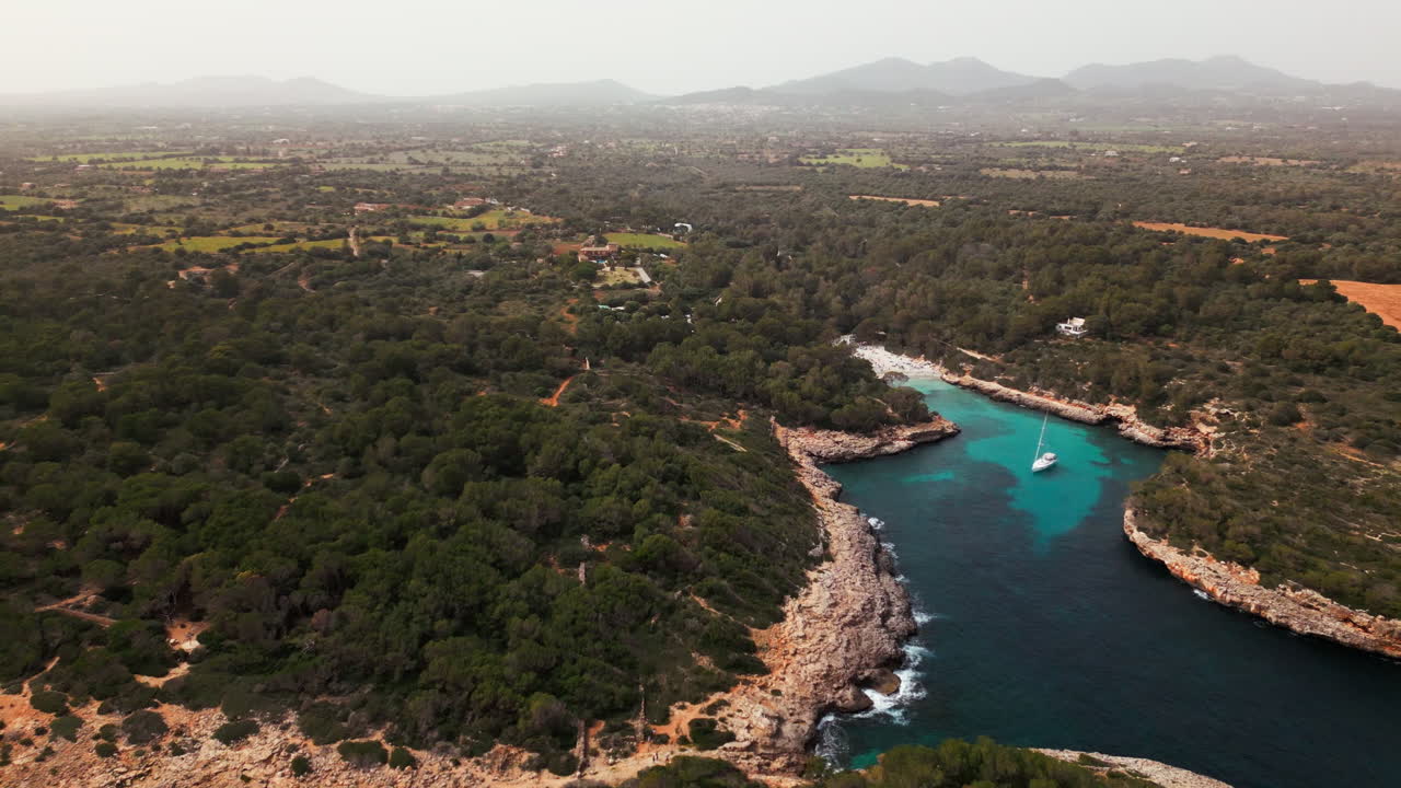 Luftfoto af den uberørte Cala Sa Nau-bugt på Mallorca.