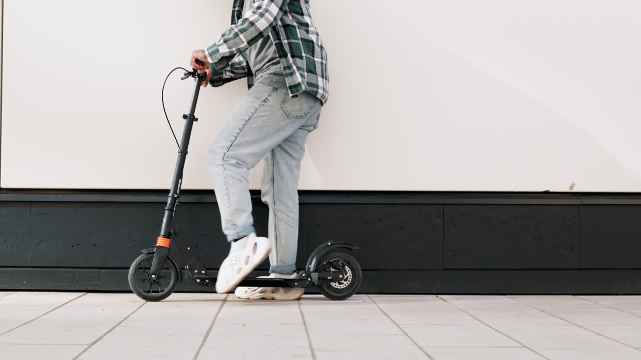 Patinete eléctrico y persona