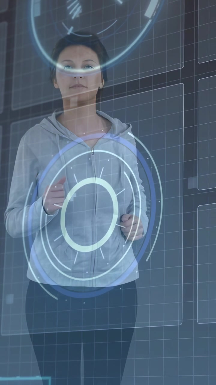 Video verticale: Ragazza adolescente che si allena sollevando pesi con HUD che appare, fa jogging e manipola anelli tecnologici per interagire.