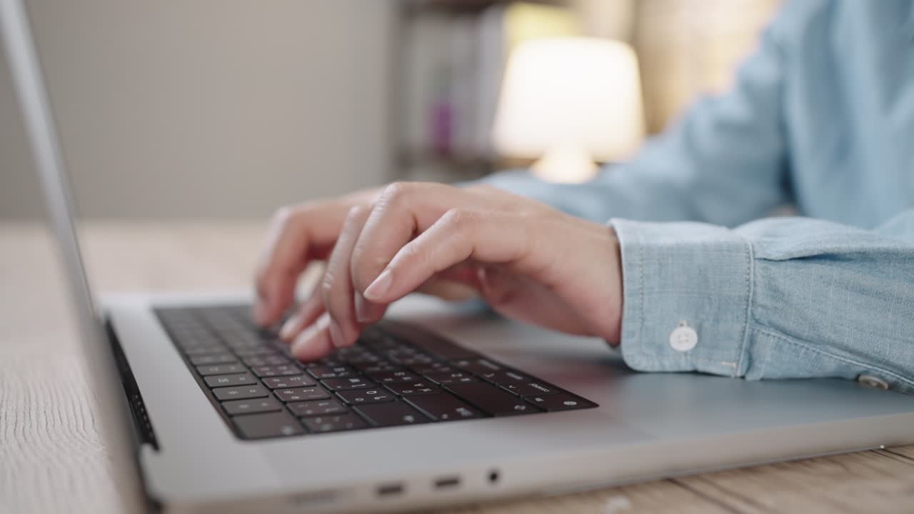 fotografía de cerca de las manos de una mujer de negocios escribiendo en el teclado de una computadora portátil para buscar información, soporte de comunicación en línea, investigación de mercadotecnia, informe de negocios en el escritorio de la oficina por la noche.