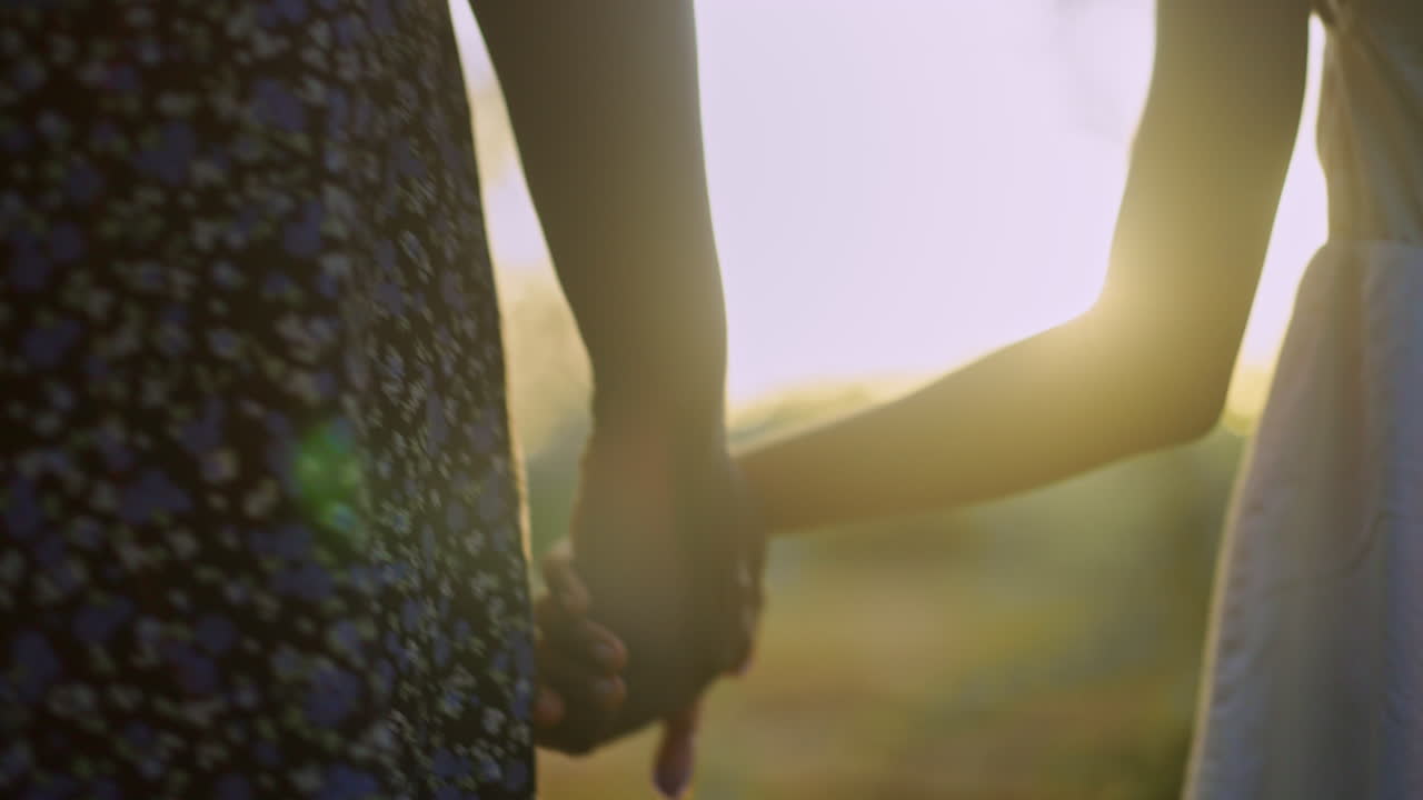 사람들이 손을 잡고