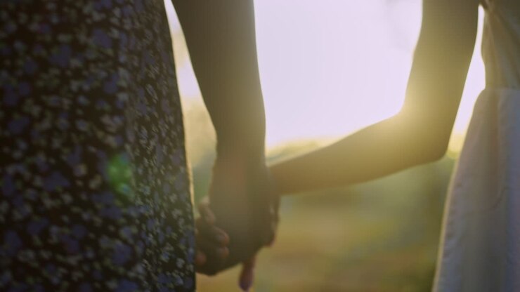 Persone che si tengono per mano