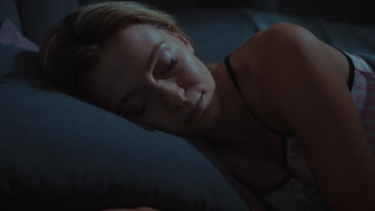 mujer durmiendo en la cama