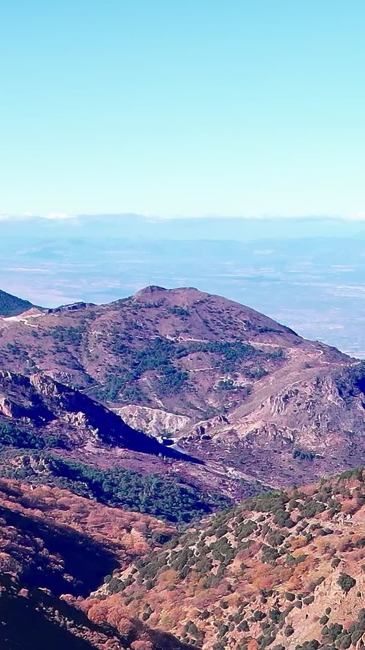 Esplora le montagne a Granada, Spagna, durante il giorno con cielo sereno