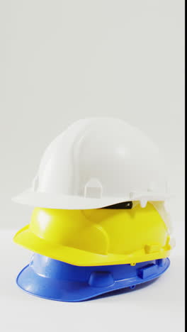 video vertical de primer plano de cascos sobre un fondo blanco