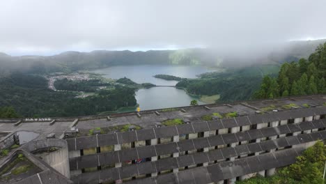 Fliegen-Sie-über-Ein-Berühmtes-Verlassenes-Hotel-Monte-Palace-Auf-Den-Azoren,-São-Miguel,-Aus-Der-Luft