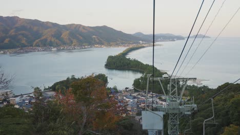 Amanohashidate,-Tiro-Desde-El-Punto-De-Vista-De-La-Cuerda-Al-Atardecer-En-Kyoto,-Japón