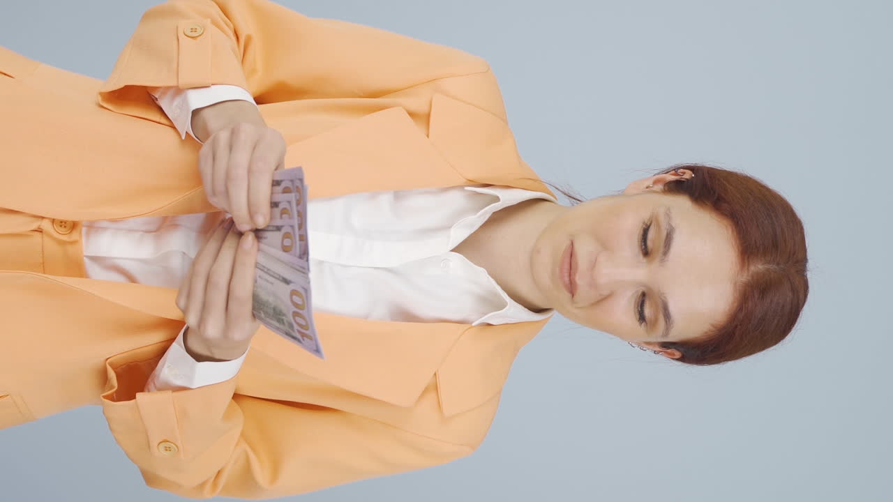 вертикальное видео богатой бизнес-женщины, считающей деньги.