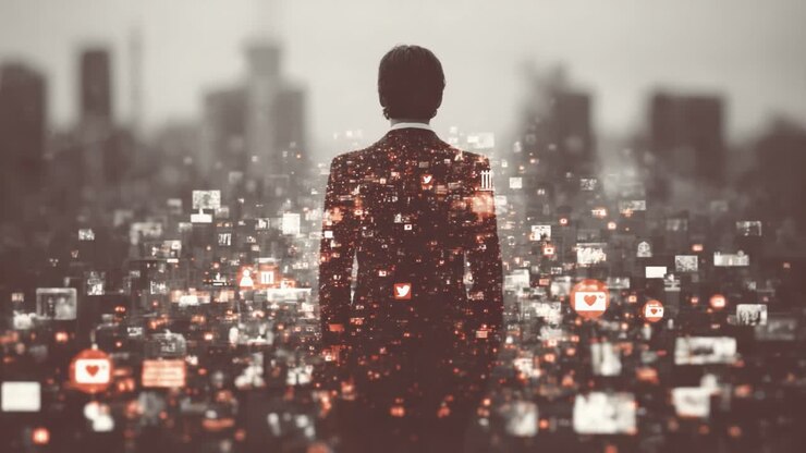 Una figura contemplativa si erge di fronte a un vasto paesaggio digitale ricco di icone e immagini di social media, che riflettono l'immersione nel mondo virtuale della connettività e dell'informazione.