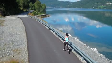 mujer corriendo al aire libre