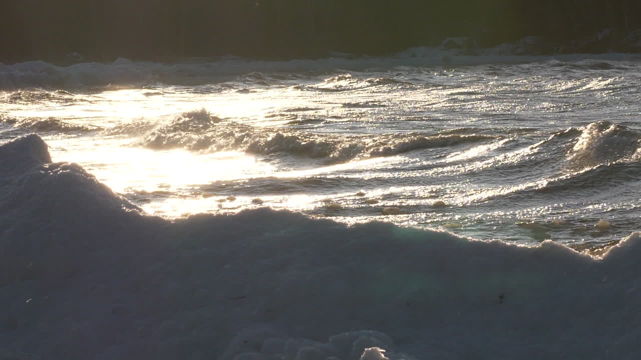 차가운 북극 기후 지역에서 해안을 튀기고 때리는 파도