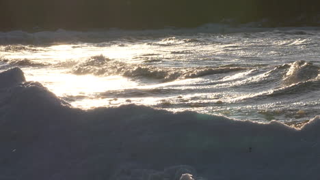 olas oceánicas salpicando y golpeando la costa en la fría región del clima ártico