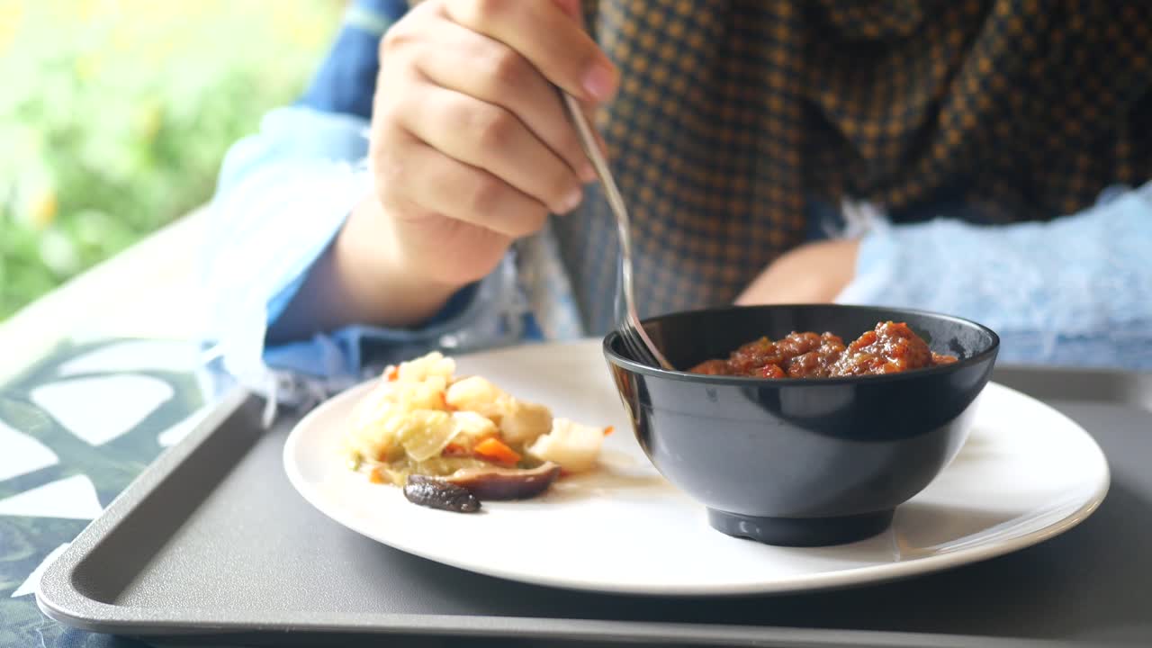 arroz rojo cocido , ensalada de verduras y pescado curry en un plato en la mesa ,