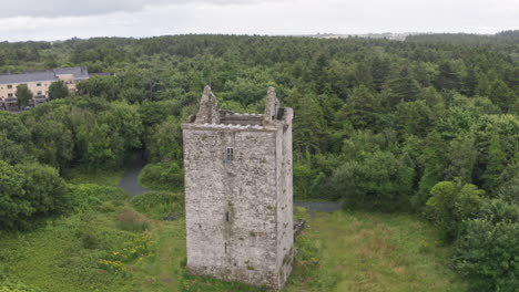 Toma-Aérea-Inversa-Del-Castillo-Del-Parque-Merlin-En-Galway,-Irlanda