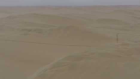 desoladas dunas de arena de la costa esquelética de namibia, puerto sándwich, antena