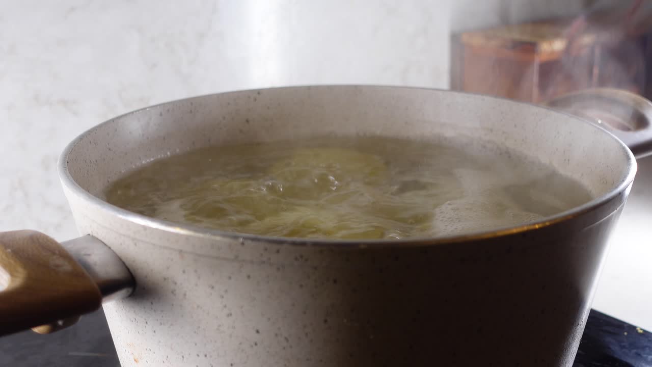 Hervir las patatas en una olla