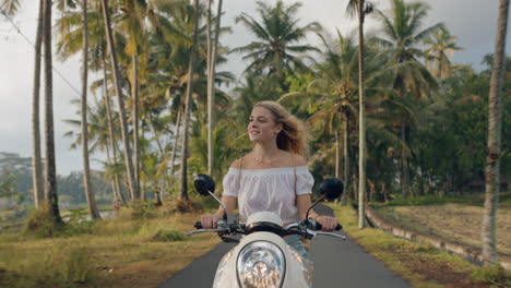 Mujer-Joven-Montando-Motocicleta-En-Un-Viaje-Por-Carretera-A-Una-Isla-Tropical-Disfrutando-De-Un-Paseo-En-Moto-En-Vacaciones-De-Viaje-4k