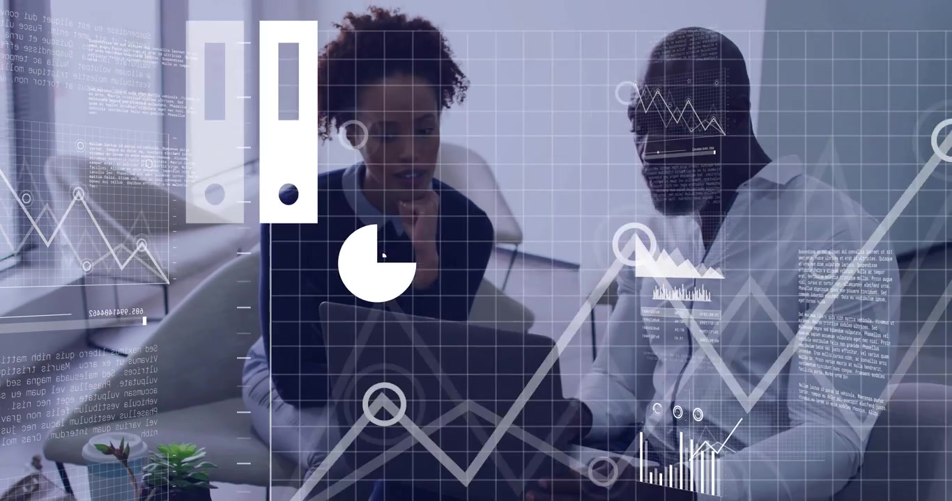 Homme tenant un ordinateur portable, femme se penchant et pointant du doigt, provoquant la superposition de graphiques de données sur l'écran pour l'analyse