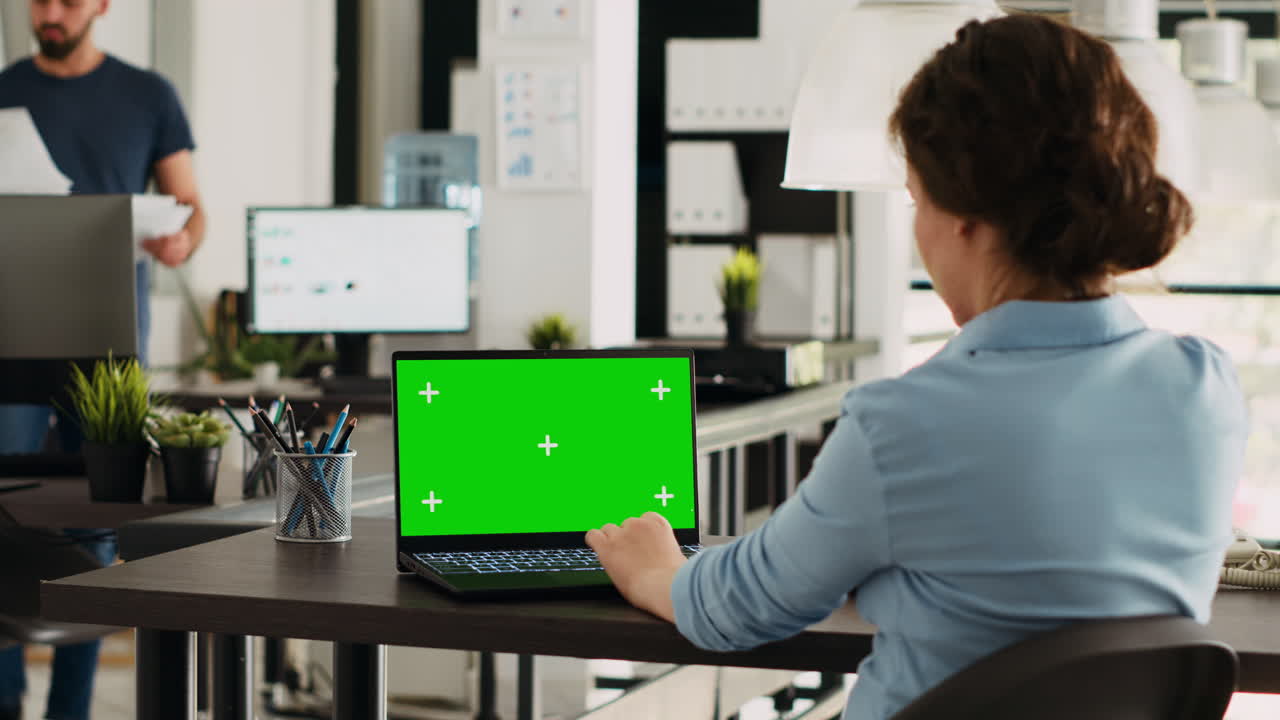 especialista que usa una computadora portátil con pantalla verde