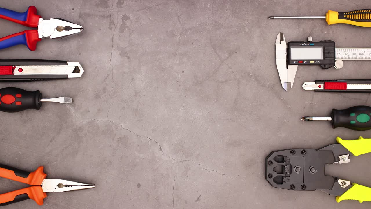 herramientas de construcción parpadean en la mesa de trabajo - diy stop motion