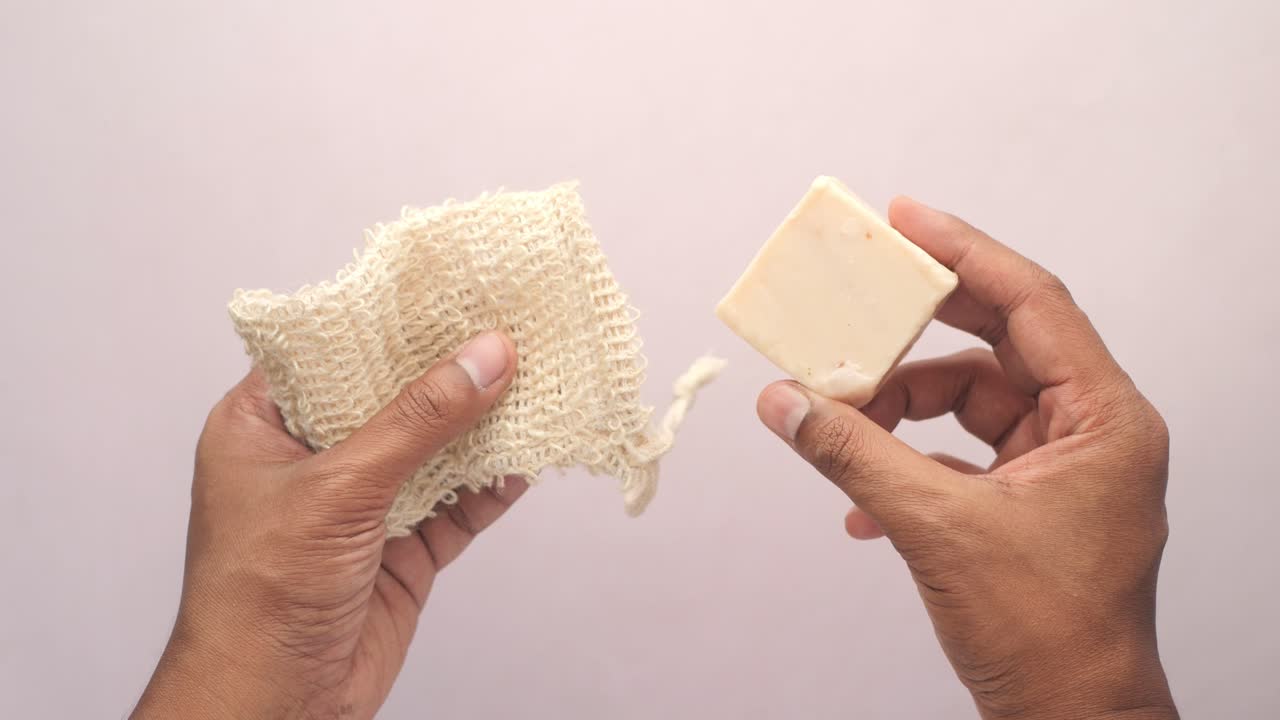 비누 가방 에서 비누 를 꺼내는 것 ,