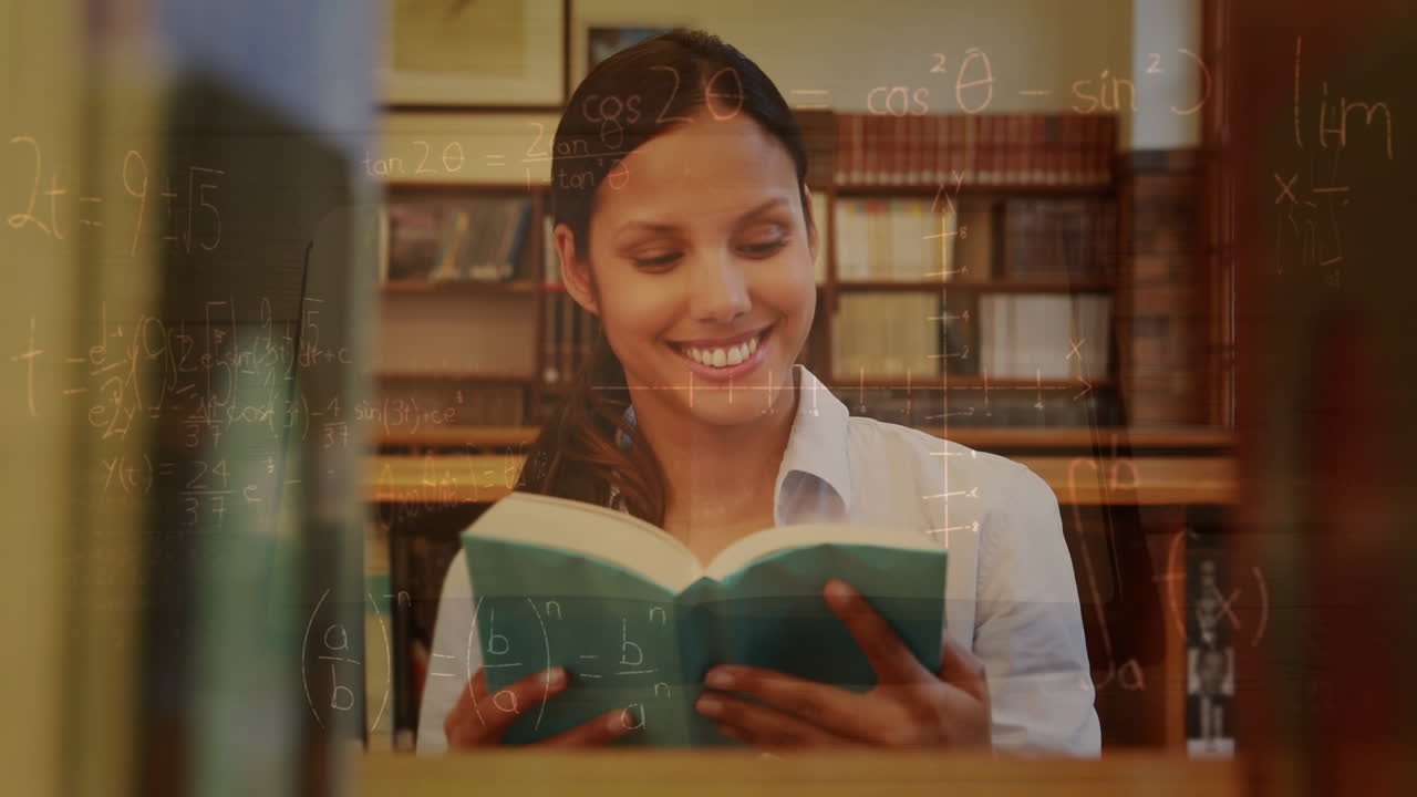 animación de fórmulas matemáticas sobre una estudiante de dos razas