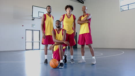 un equipo de baloncesto confiado posando en un gimnasio